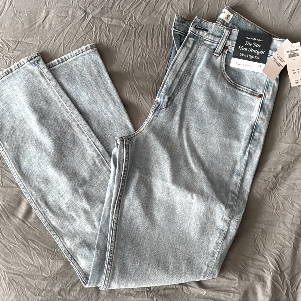 Abercrombie & Fitch Curve Love The 90s Slim Straight Ultra High Rise